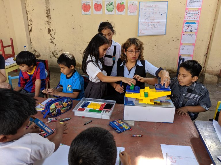 Marcela tutoring kids in math at the 'Niños del Oro' community center.