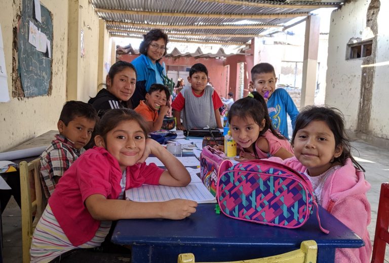 Jesi and Marigil with students at 'Niños Del Oro' community center.